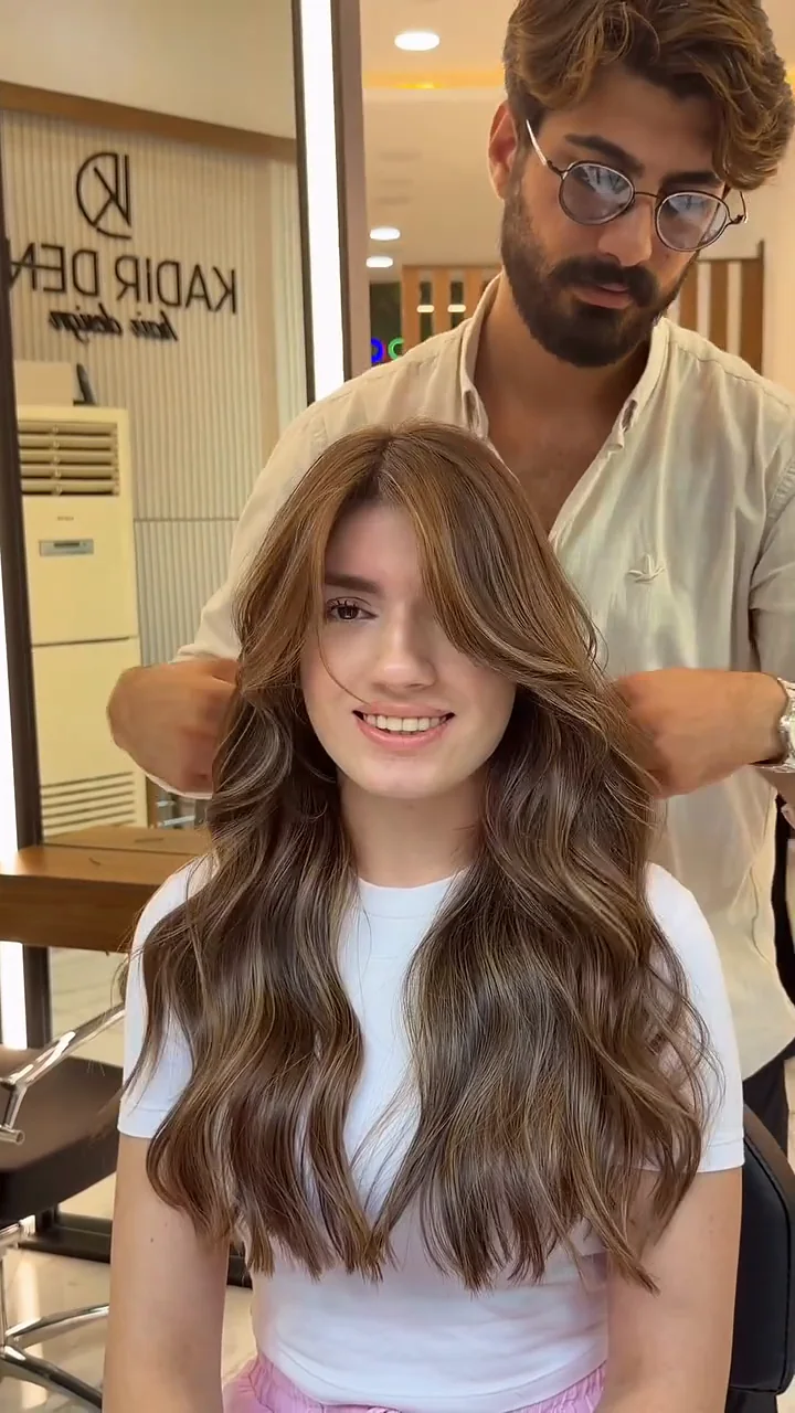 Kadir Deniz salonda müşterisiyle